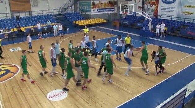 Украинские баскетбольные команды устроили массовую драку во время матча