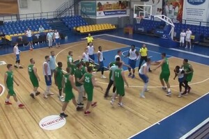 Украинские баскетбольные команды устроили массовую драку во время матча
