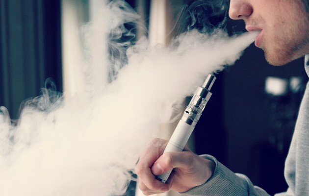 Рада хочет запретить продавать несовершеннолетним электронные сигареты и жидкости к ним