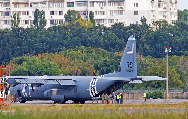 Відмовив двигун: в Одесі здійснив аварійну посадку літак ВПС США 