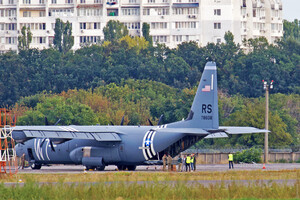 Отказал двигатель: в Одессе совершил аварийную посадку самолет ВВС США