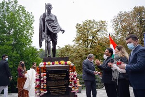У Києві відкрили пам'ятник Махатмі Ганді 