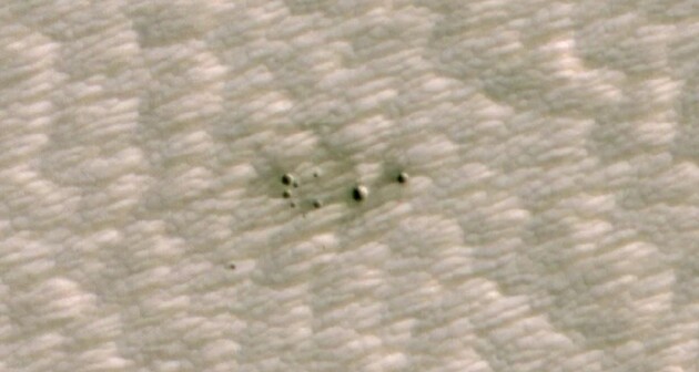 Кратери з'явилися в 2010-2012 роках