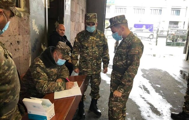 Ашот Пашинян поддержал призыв отца и пришел в военкомат