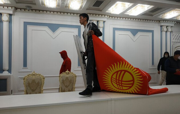 Протесты в Кыргызстане: горит здание парламента и администрации президента