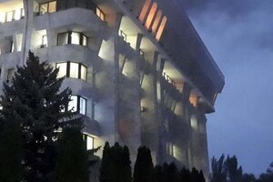 Пожежа в Білому домі в Бішкеку загасили, будівлю розгромлено 