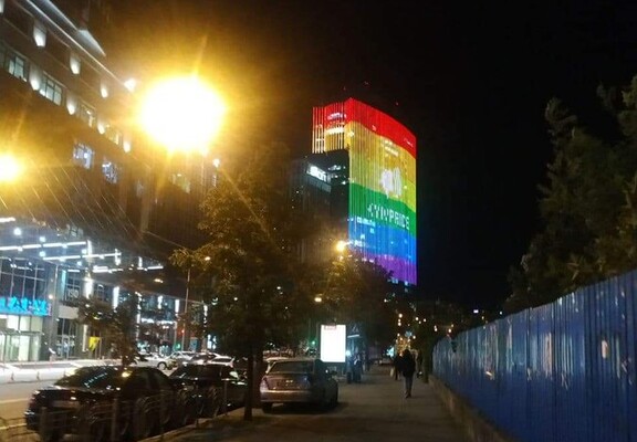 З дрона зняли, як ТРЦ у центрі Києва підсвітили ЛГБТ-прапором на честь Прайд місяця 