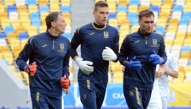 Два футболіста збірної України захворіли на коронавірус перед матчем з Францією