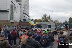 Под судом, который оставил Антоненко в СИЗО, произошла драка между активистами и силовиками