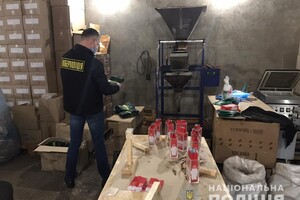В гаражах на Львовщине производили тонны контрафактного кофе, специй и сладостей под марками известных брендов – полиция