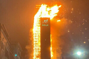 В Южной Корее не могут потушить пожар в 33-этажном небоскребе — горит все здание