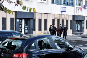 Во Франции 40 человек напали на участок полиции