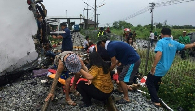 В Таиланде туристический автобус столкнулся с грузовым поездом — 17 человек погибли