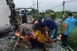 В Таиланде туристический автобус столкнулся с грузовым поездом — 17 человек погибли