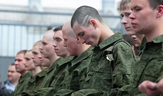 У День Захисника України окупанти відправляють на строкову службу кримчан, яких незаконно призвали до армії РФ