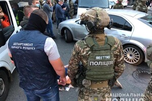 В центре Киева полиция и спецназ со стрельбой и погоней задержали банду грабителей