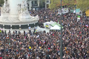 Тысячи людей вышли на улицы Парижа почтить память убитого исламистом учителя