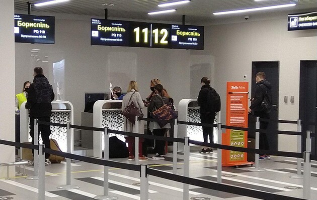 Первых пассажиров принял новый терминал аэропорта 