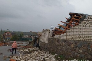 Розтрощені паркани та зламані дерева: у Кропивницькому ліквідують наслідки буревію 