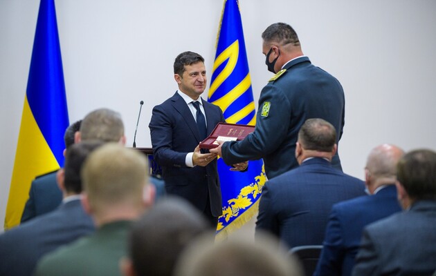Зеленский вручил орден и звание Героя Украины пограничнику