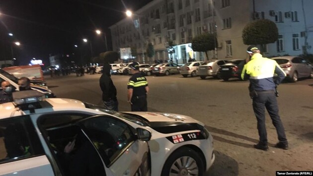 Грабіжник поїхав на поліцейському автомобілі, взявши в руки чотирьох заручників