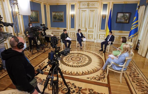 Зеленський дав інтерв'ю чотирьом українським телеканалам