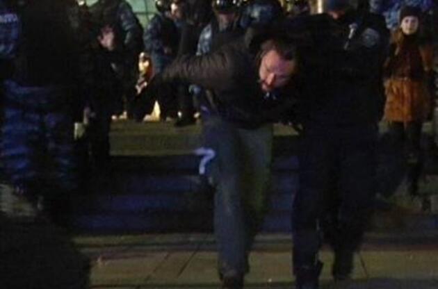 В сеть попало видео жестокого избиения задержанных "Беркутом" на Банковой