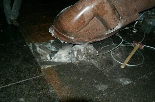 Снесенный памятник Ленину на бульваре Шевченко