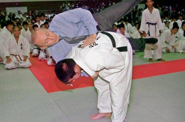 Путина обвинили в нарушении Кодекса чести дзюдоиста