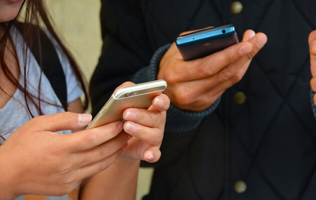 Украинским школьникам могут запретить пользоваться смартфонами в школах 