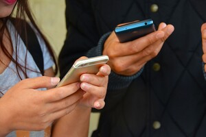 Украинским школьникам могут запретить пользоваться смартфонами в школах 