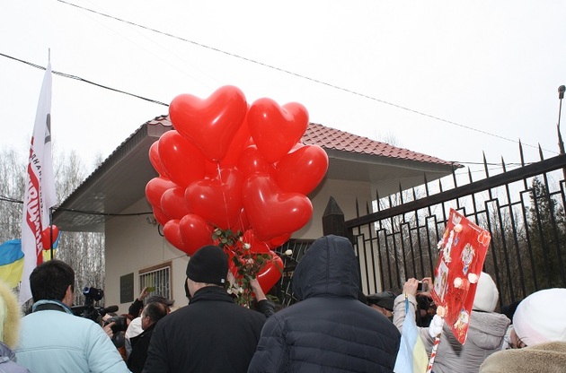 Тимошенко привітали з 8 березня повітряними кульками і передали квіти