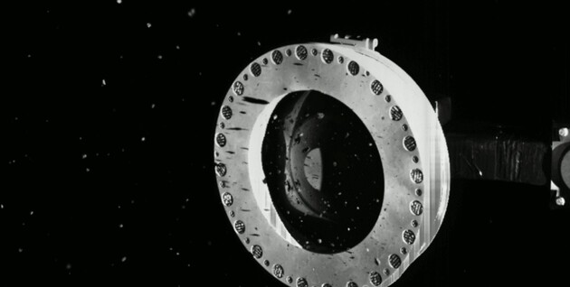 Частинки грунту Бенну "збігають " в космос