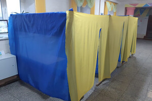 В Житомире не хватает кабинок для голосования, некоторые собрали из подручных материалов – Фото
