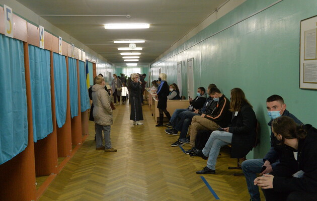 На избирательные участки не пришли почти две трети украинских избирателей 