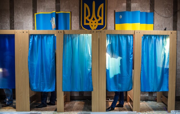 В Украине зафиксированы первые нарушения на выборах: недостаток кабинок, досрочное голосование