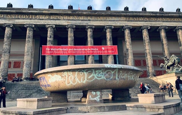В центре Берлина неизвестные повредили более 60 объектов в трех музеях 