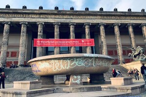 У центрі Берліна невідомі пошкодили більше 60 об'єктів у трьох музеях 