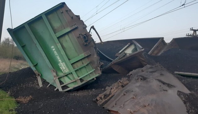 На Дніпропетровщині 14 вагонів вантажного поїзда зійшли з рейок