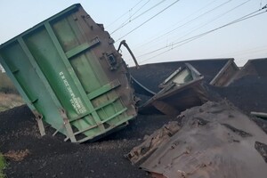 В Днепропетровской области 14 вагонов грузового поезда сошли с рельсов