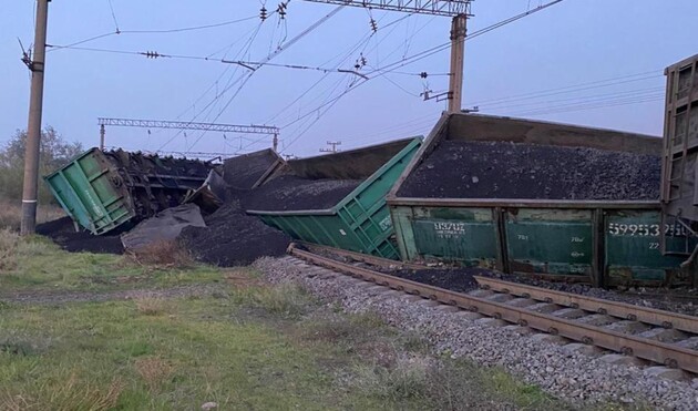 В УЗ назвали причину схода с рельс 15 вагонов в Днепропетровской области