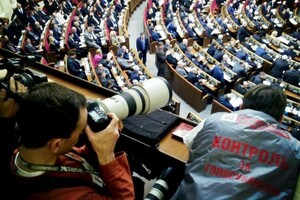 Два СМИ лишили аккредитации в Раде: власть имущие хотели переложить на журналистов свою работу 