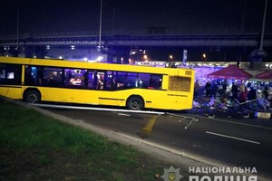 У Києві водій автобуса в'їхав в МАФ: є загиблий 