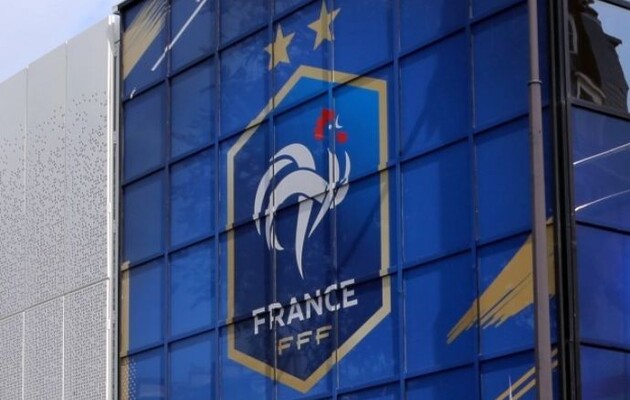 Во Франции остановили большинство футбольных турниров из-за коронавируса