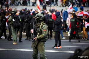 В Беларуси проходит поминальное шествие, начались задержания, на улицах стрельба
