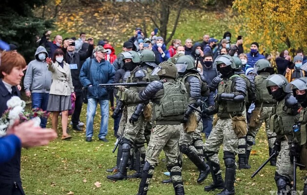 Правозащитники сообщают о задержании более 300 участников воскресных акций протеста в Беларуси, избиты несколько журналистов