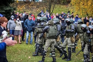 Правозахисники повідомляють про затримання понад 300 учасників недільних акцій протесту в Білорусі, силовики побили кількох журналістів 