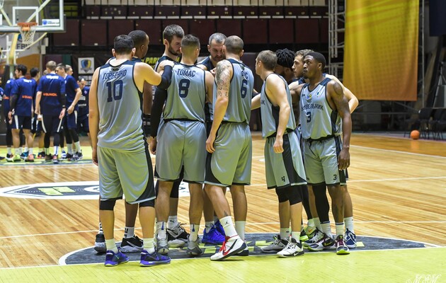 "Будівельник"