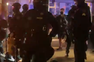 Полиция задерживает протестующих в Миннеаполисе и Орегоне после голосования на выборах в США