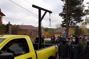 Около дома Тупицкого в Киевской области протестующие установили виселицу 
